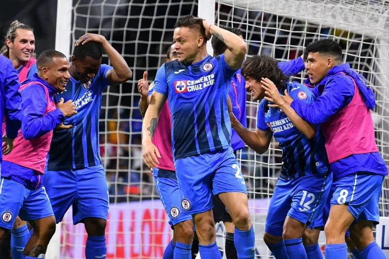 Jonathan Rodríguez en partido con Cruz Azul