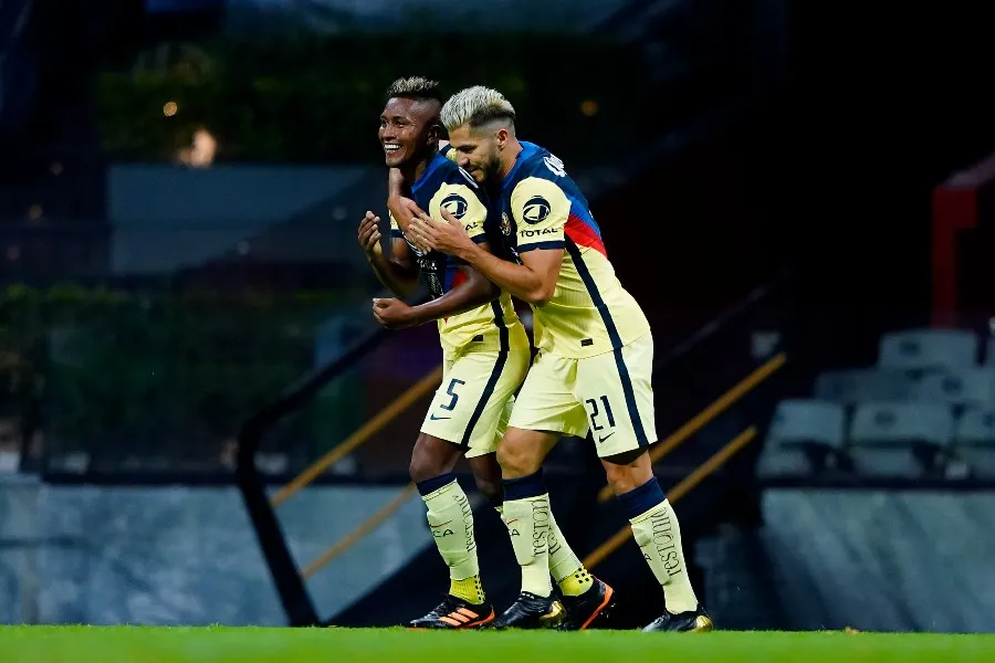 Martín y Aquino festejando un gol