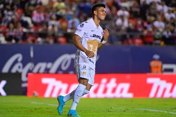 Emanuel Montejano reacciona durante partido