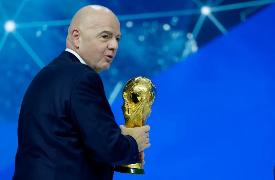 AP Gianni Infantino con la Copa del Mundo