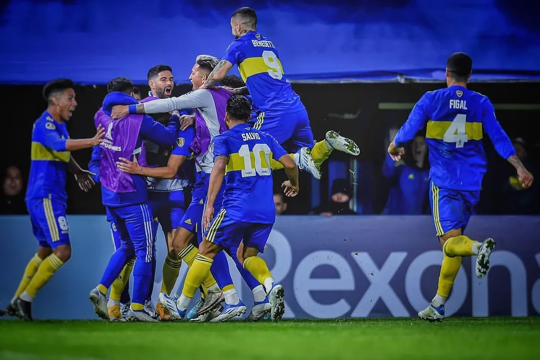 Eduardo Salvio festeja un gol con Boca