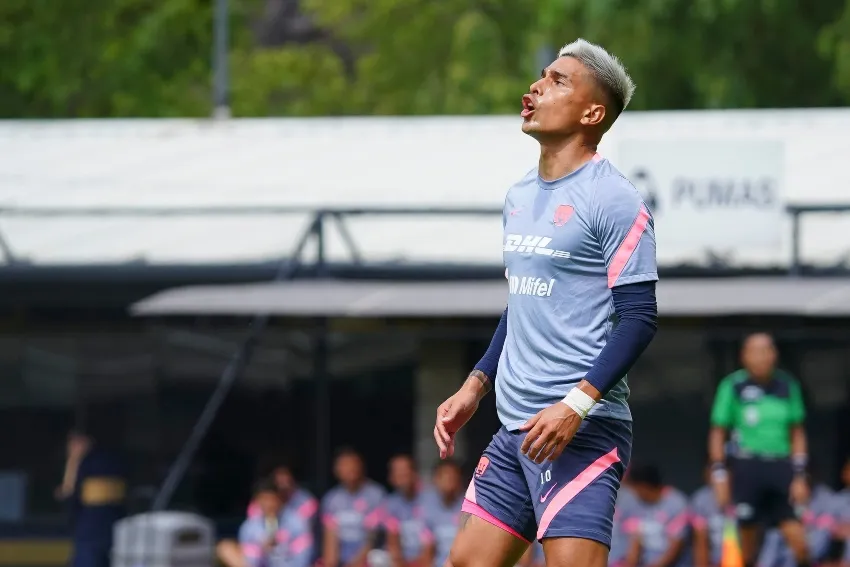 Favio Álvarez en un partido con Pumas