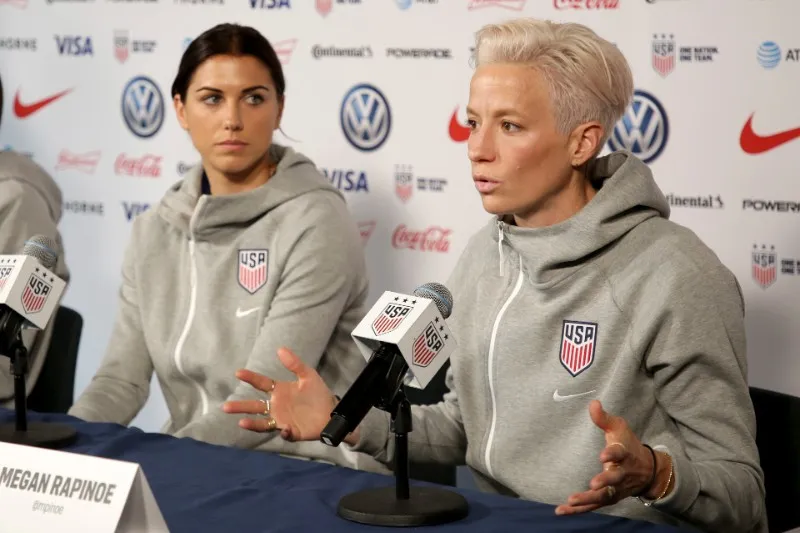 AP Megan Rapinoe y Alex Morgan en conferencia de prensa