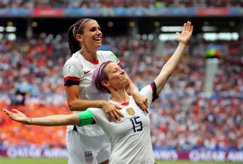 AP Megan Rapinoe y Alex Morgan en festejo de gol