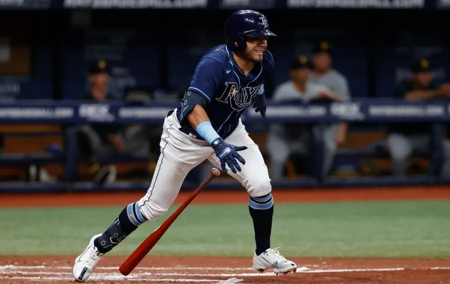 Aranda sonríe tras conectar su primer hit en MLB