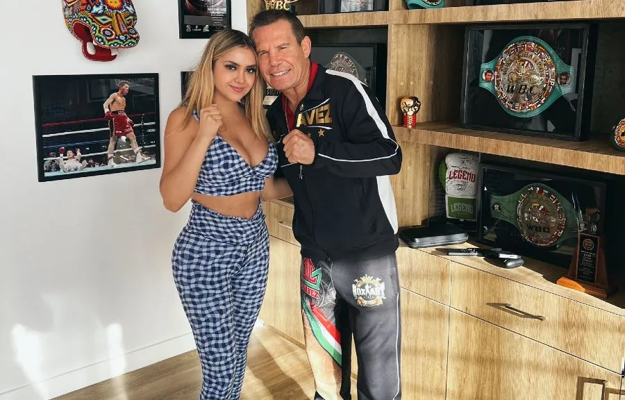 La streamer con Julio César Chávez