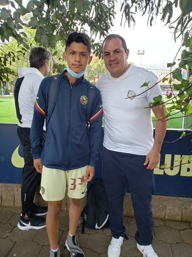 Cuauhtémoc Blanco en Coapa con un jugador de las inferiores