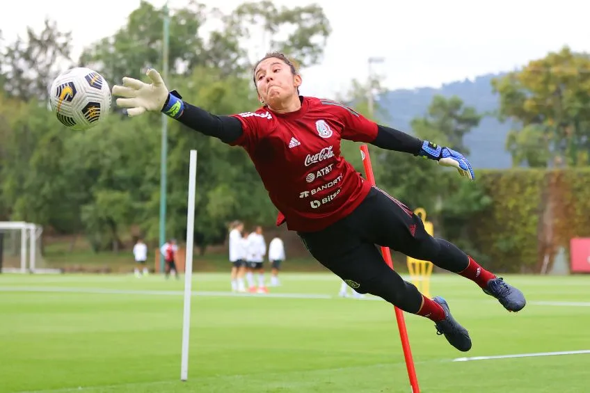 Alejandría Godínez entrenando con el Tri Femenil