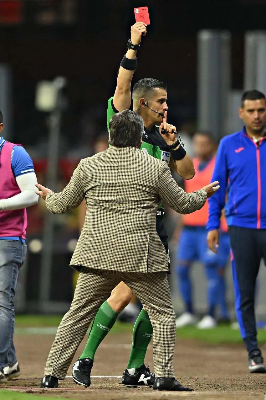 Piojo Herrera siendo expulsado