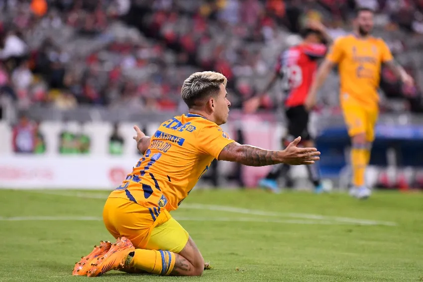 Soteldo reclamando una falta