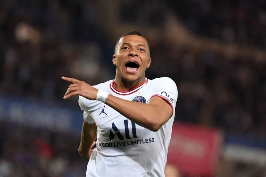 Kylian Mbappé festando un gol