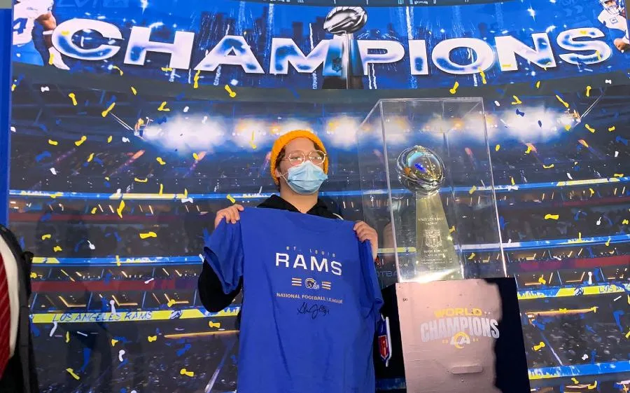 Seguidores de los Rams se tomaron la foto con el Vince Lombardi