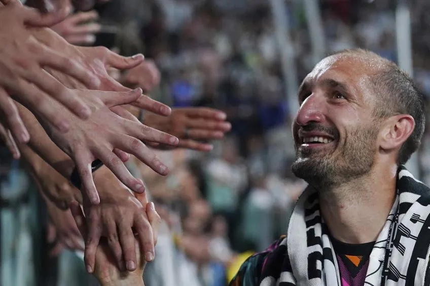 AP Giorgio Chiellini agradeciendo a los fanáticos de la Juventus
