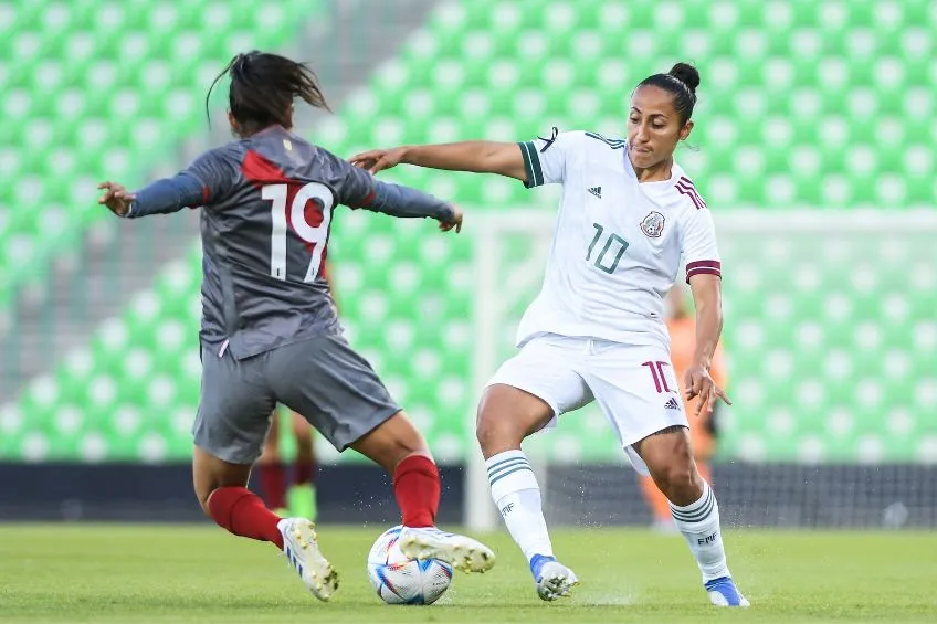 Stephany Mayor durante un partido de México