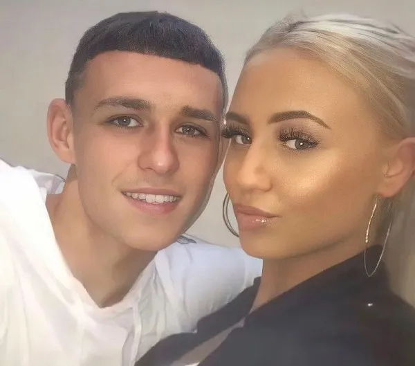 Phil Foden junto a Rebecca Cooke