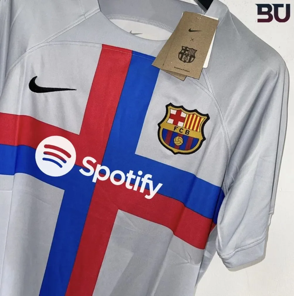 El uniforme sería en un color gris tenue