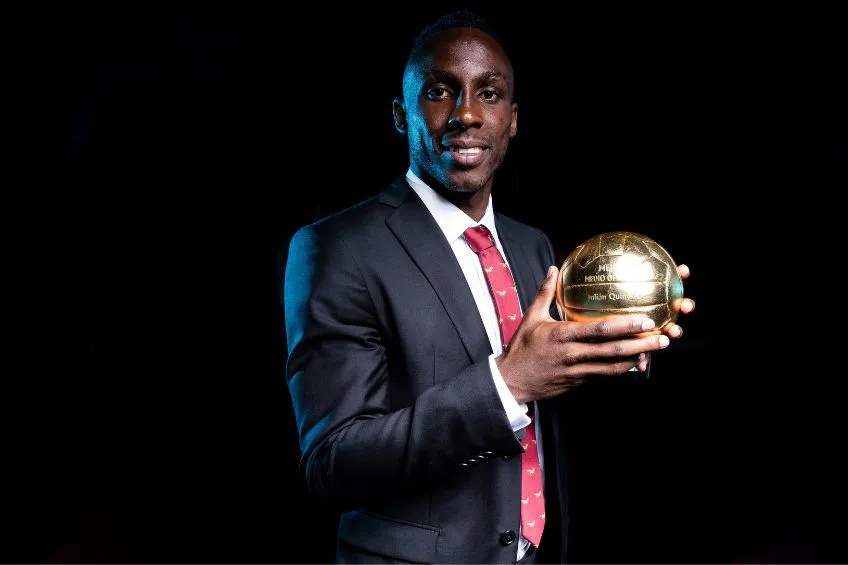 Julián Quiñones con su Balón de Oro