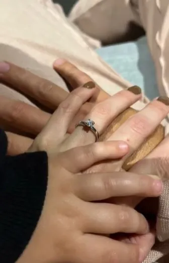 Juan Ignacio y Sofía Bruno con el anillo de compromiso