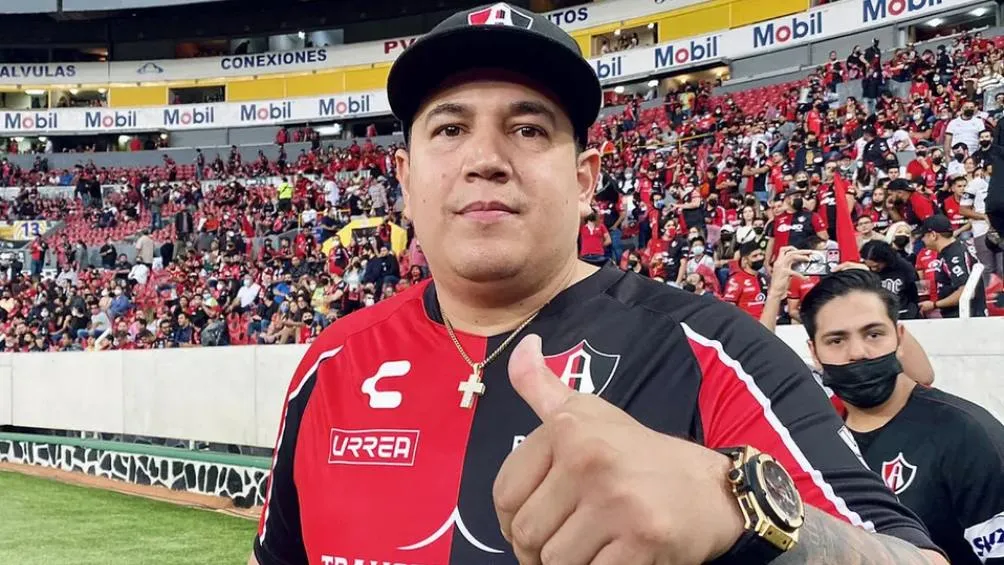 Eddy Reinoso con la playera del Atlas