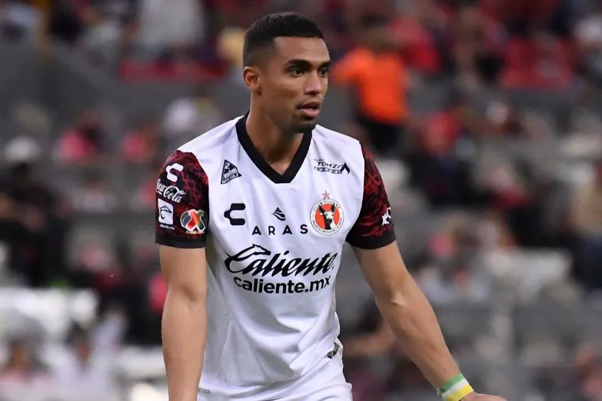 Mauro Manotas durante un partido de Xolos