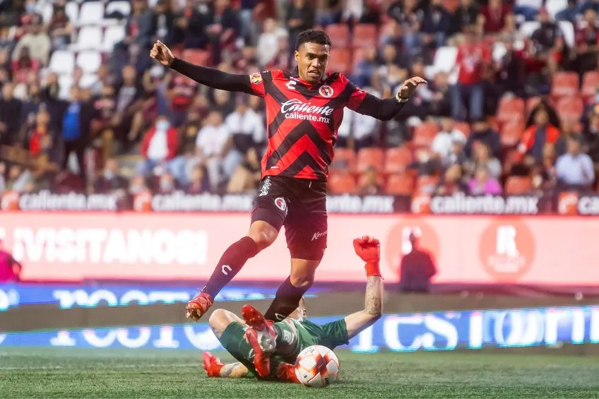 Mauro Manotas durante un partido de Xolos
