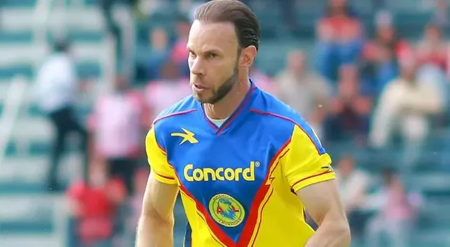 Zague sigue de cerca las acciones del rival