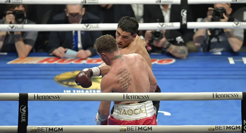 Canelo Álvarez durante su derrota vs Bivol