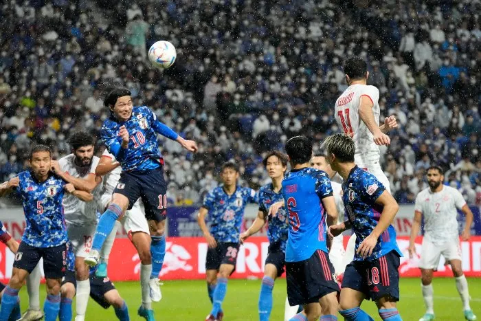 Takumi Minamino en acción con Japón