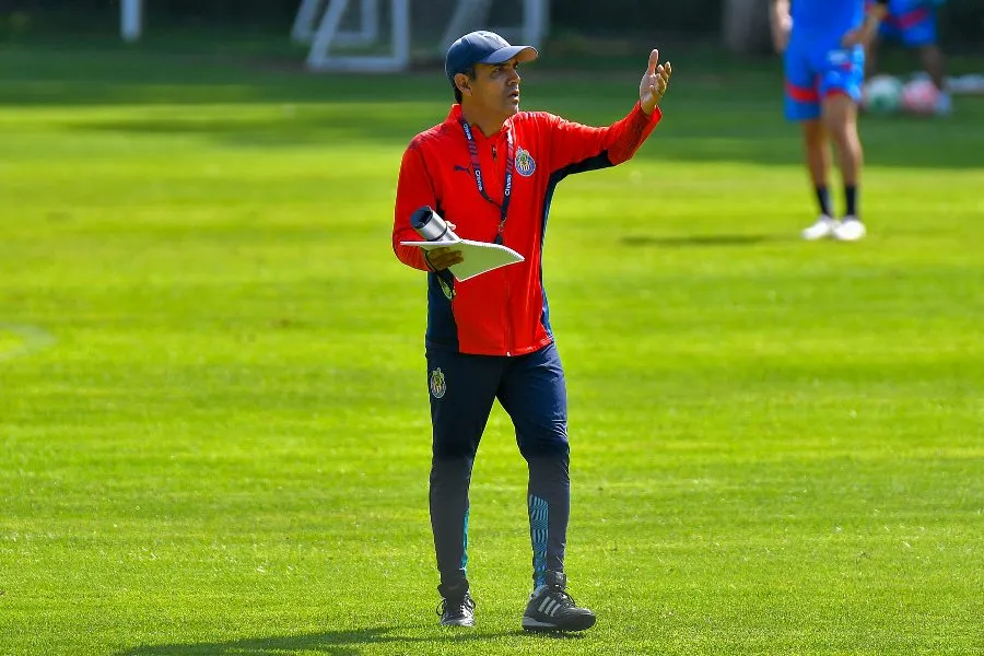 Ricardo Cadena en un entrenamiento de Chivas