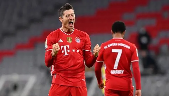 Robert Lewandowski en festejo de gol