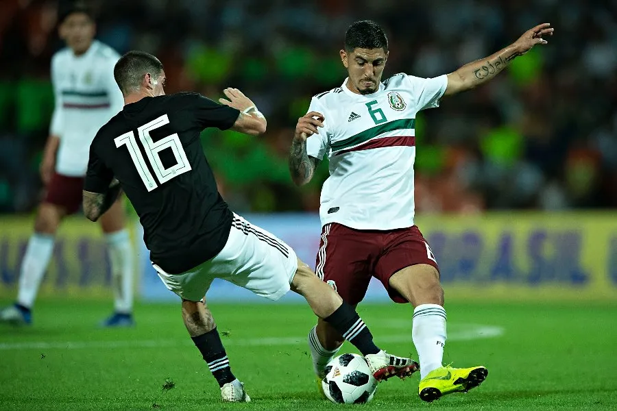 IMAGO7 Víctor Guzmán durante un partido con México