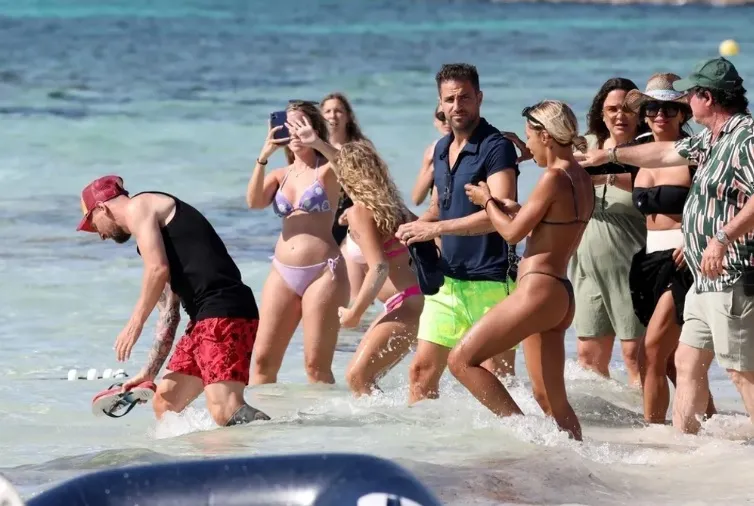 Decenas de aficionados se amontonaron por ver a Messi