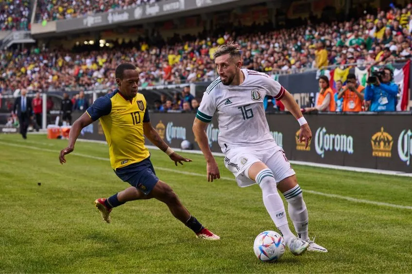 Héctor Herrera durante un partido de México
