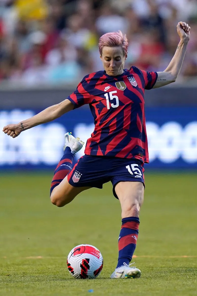 AP Megan Rapinoe dominando el balón