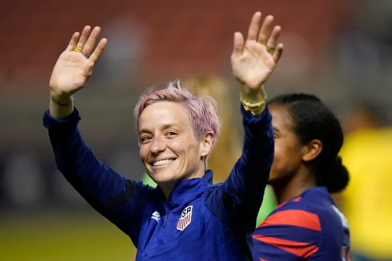 AP Megan Rapinoe saludando a los aficionados