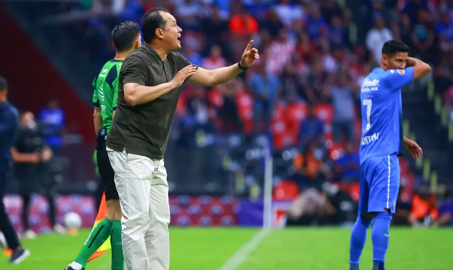 Reynoso da indicaciones a jugadores de Cruz Azul