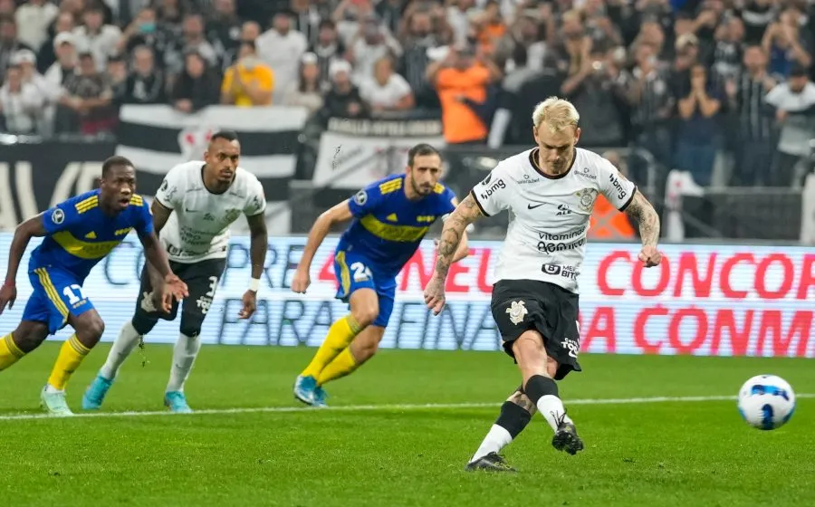 Róger Guedes falló la pena máxima