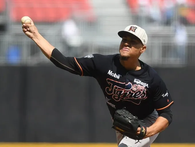 TWITTER: @Tigresqroficial Pedro Fernández lanzando en la Guerra Civil