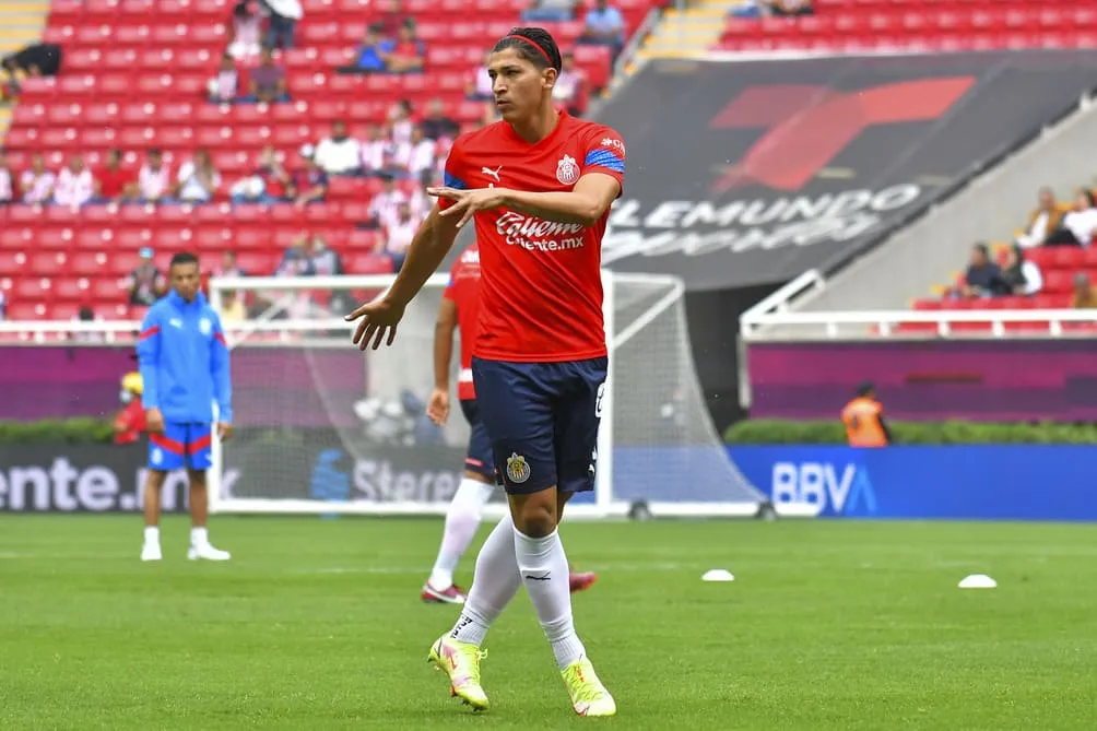 Ángel Zaldívar calentando previo al Chivas vs Juárez FC