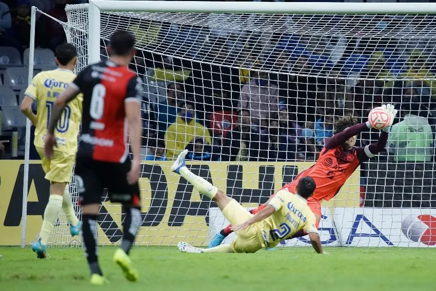 Memo Ochoa atajando un disparo de Quiñones