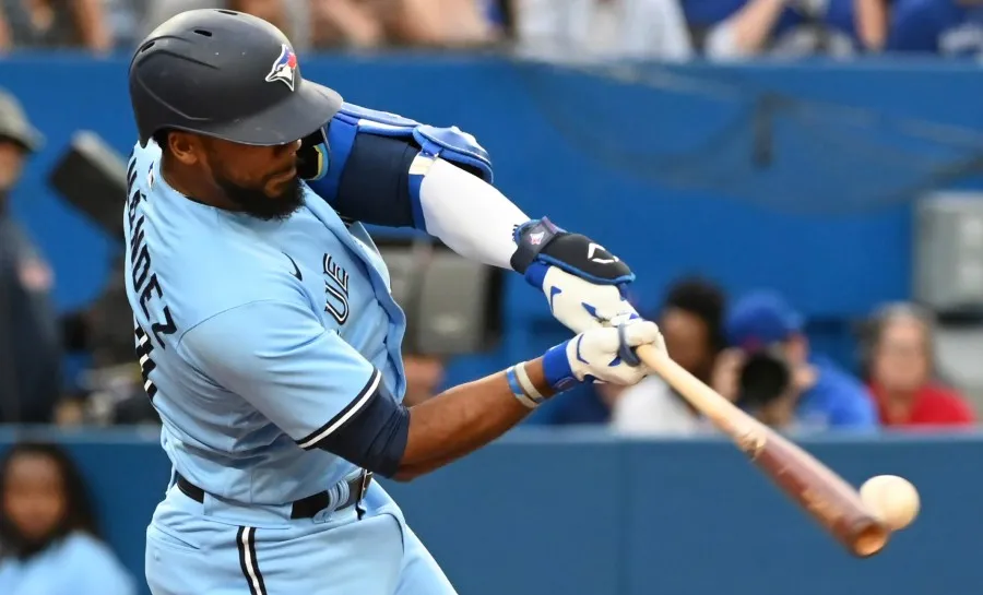 AP Teoscar Hernández conecta jonrón para Blue Jays