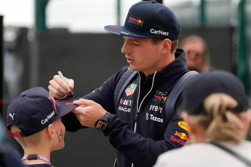 Max en firma de autógrafos