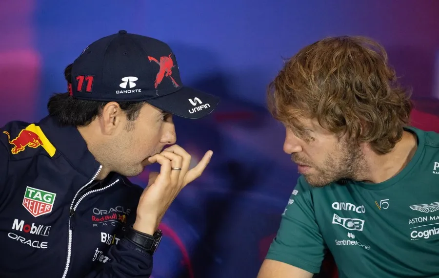 Checo en charla con Sebastian Vettel