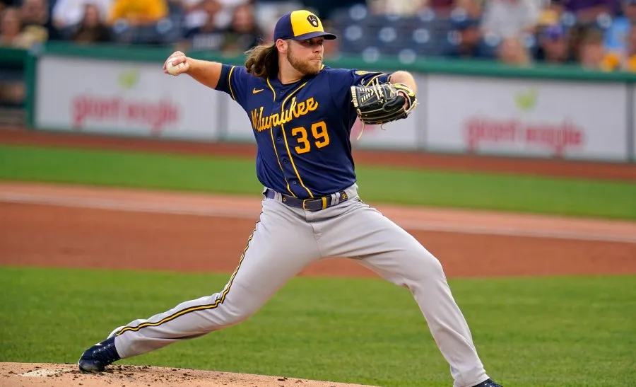 AP Corbin Burnes en la lomita