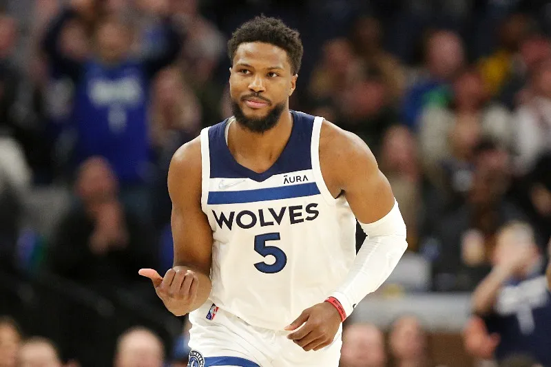 Malik Beasley jugando con los Wolves