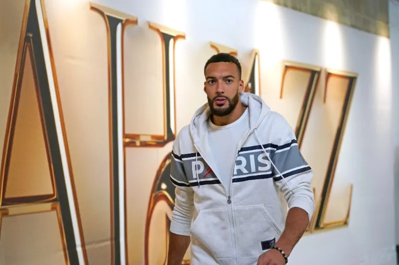 Rudy Gobert llegando al Juego 3 de la serie de playoffs