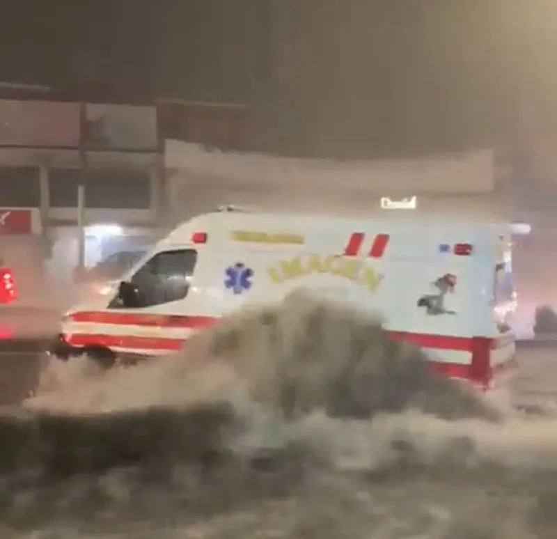 Ambulancia en corriente de agua