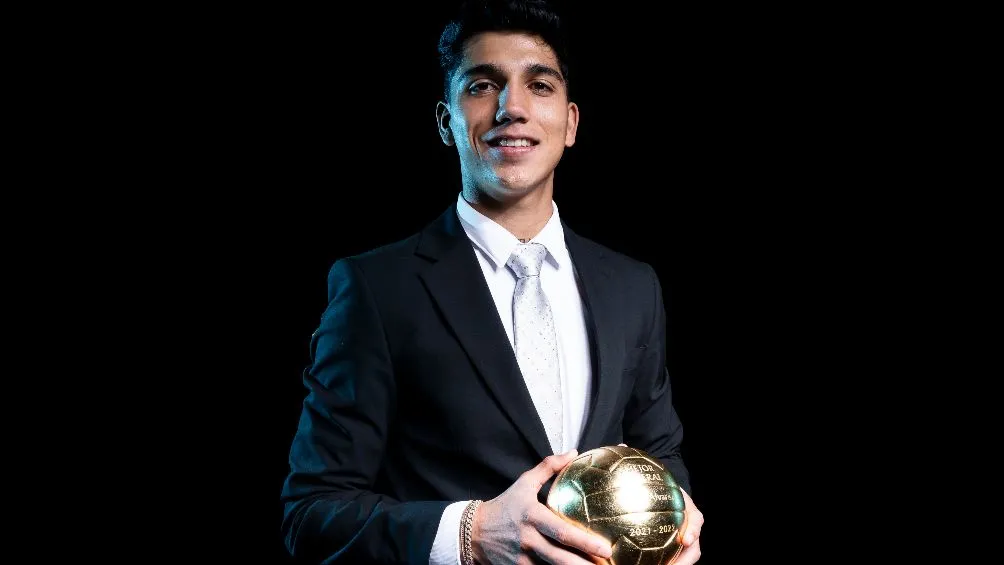 Kevin Álvarez ganó el galardón al mejor lateral de la temporada