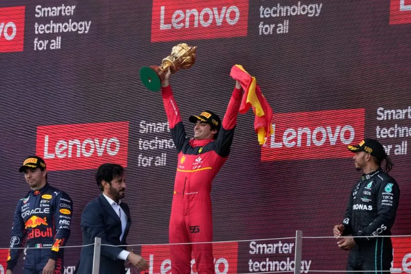 Carlos Sainz festejando primer lugar