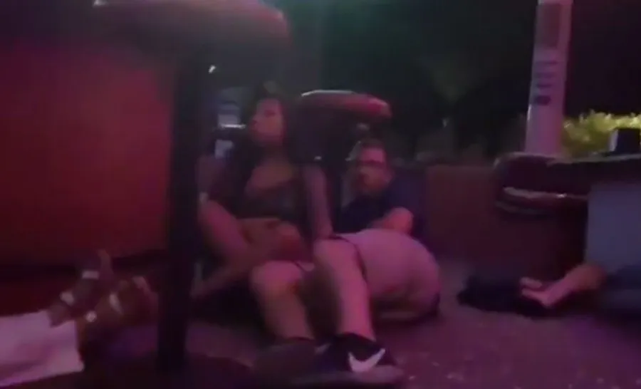 ESPECIAL Turistas refugiándose de los balazos